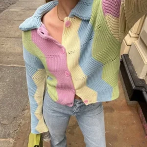 NA-KD färgglad kofta  - Jättefin flerfärgad kofta från NA-KD, köpt i andrahand men i bra skick! 🍓