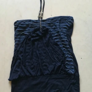 Mörkblå halterneck  - En fin mörkblå halterneck-topp med en ”diamant” vid snörena. Knyts runt nacken. Den har ett litet hål högst upp (titta noga på sista bild)💙