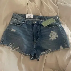 Helt nya, oanvända jeansshorts från hm. Dom är ej stretchiga 🫶🏼  