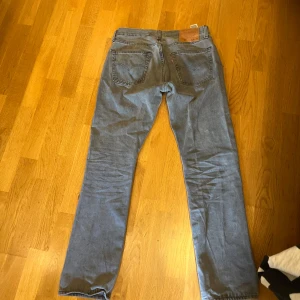 Levi’s 501 - Ljusgrå levi’s 501 i storlek W30 L32. Använd ett fåtal gånger.