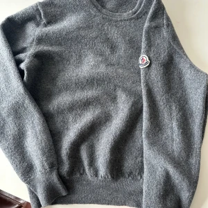 Moncler Sweatshirt för Barn  - Moncler tröja, i storlek M för barn, motsvarar ungefär 146. Säljer på grund av för liten storlek på mitt syskon. Kontakta vid minsta lilla fråga👌