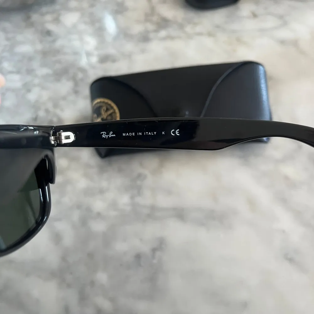 super snygga solglasögon från ray-ban i färg 58/18 i princip nya nypris ca 2500 pris är diskuterbart . Muu.