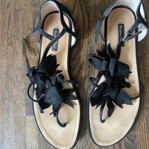 sandaler från massimo dutti - as fina sandaler  jätte fina till middag eller en utekväll  nypris ca 900 diskuterbart pris