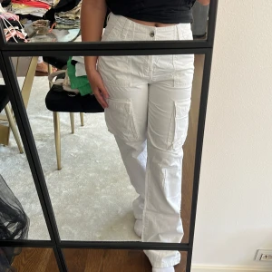 Bershka cargo pants - Aäljer dessa snygga cargo panta från bershka, bara använt en gång sen har dem blivit liggandes i min garderob efter det. 