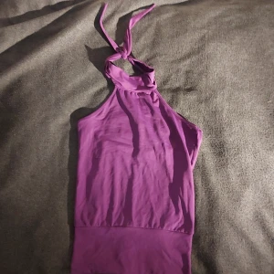 Lila topp - Stretchigt material💕 Den ser väldigt lång ut men den är gjort för att man ska dra upp delen under så den ser lös ut där nere💗
