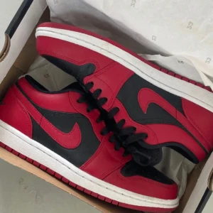 Röda Jordan 1 low  - Endast en lånad bild, men de ser ungefär likadana ut, säljer då ja inte använder dom längre. De är i ganska bra skick ändå! Pris kan förhandlas