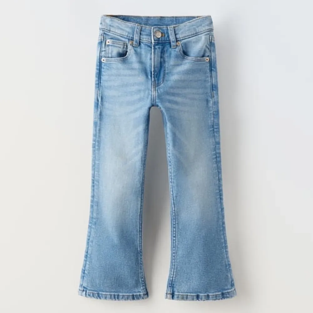 Super fina bootcut jeans ifrån Sara i helt ny skxik, aldrig använda endast testade och de passade ej, kunde heller inte göra retur av nåt konstig slag så provar att sälja vidare dom. Pris kan diskuteras . Jeans & Byxor.