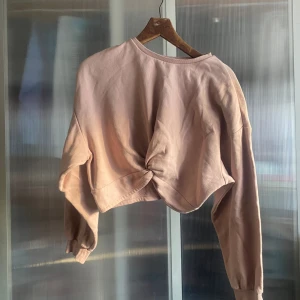 Sweatshirt  - Ok skick vad jag ser priset är absolut diskuterbart och har du funderingar så tvecka inte på att höra av dig🥰