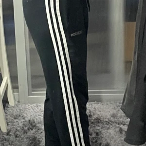 Adidasbyxor  - Ok skick vad jag ser priset är absolut diskuterbart och har du funderingar så tvecka inte på att höra av dig🥰