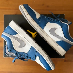Jordan 1 low true blue - Jordan 1 low true blue i storlek 47, orginellt köpt från Footlocker, använd ett par gånger under sommaren 2023 och är fortfarande i nytt skit.  *kontakta för fler bilder eller frågor*