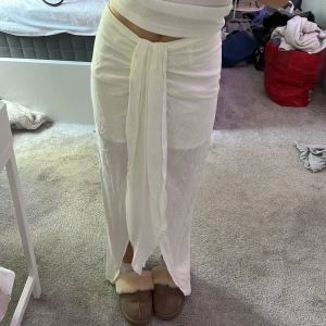 Vit långkjol  - Superfin vit långkjol 🩷🩷🩷 skriv för fler bilder!  