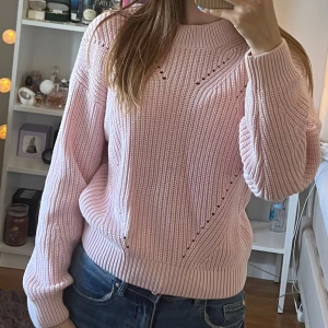 Rosa tröja  - Supergullig stickad rosa tröja💞Färgen ser ut som på första bilden, på andra bilden ser den nästan beige ut men den är rosa💗