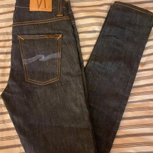Nudie W27L32 helt nya - Helt nya supersnygga nudie! Modell:NJ1001893 Lean Dean Tvätt: Dry Iron  98%bomull 2%elestan Nypris :1600kr  Skickar samma dag, köp görs