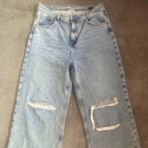 Straight leg jeans  - Jeans från Gina tricot, ljusblåa med hål i benen. Aldrig använda då dom va liite gör korta på mig (180cm). De är lite åt de bredare hållet i benen. Storlek 34. M/L i min åsikt.