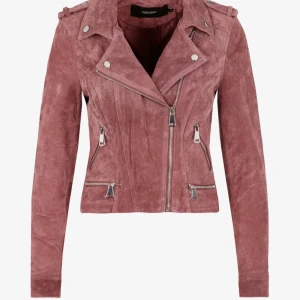 Mockajacka i gammelrosa strl M - Säljer min biker jacka som jag knappt användt. Inköpt på Vero Moda för 1149:-