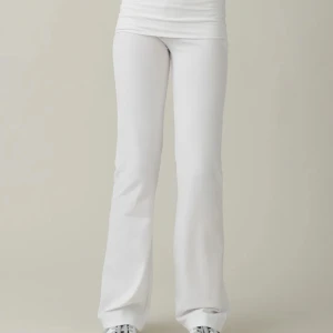 Vita yoga pants  - säljer ett par helt nya vita yoga pants ifrån young gina i storlek 158/164💞 kan även va intresserad att byta byxorna mot nån annan färg på yoga pants💕