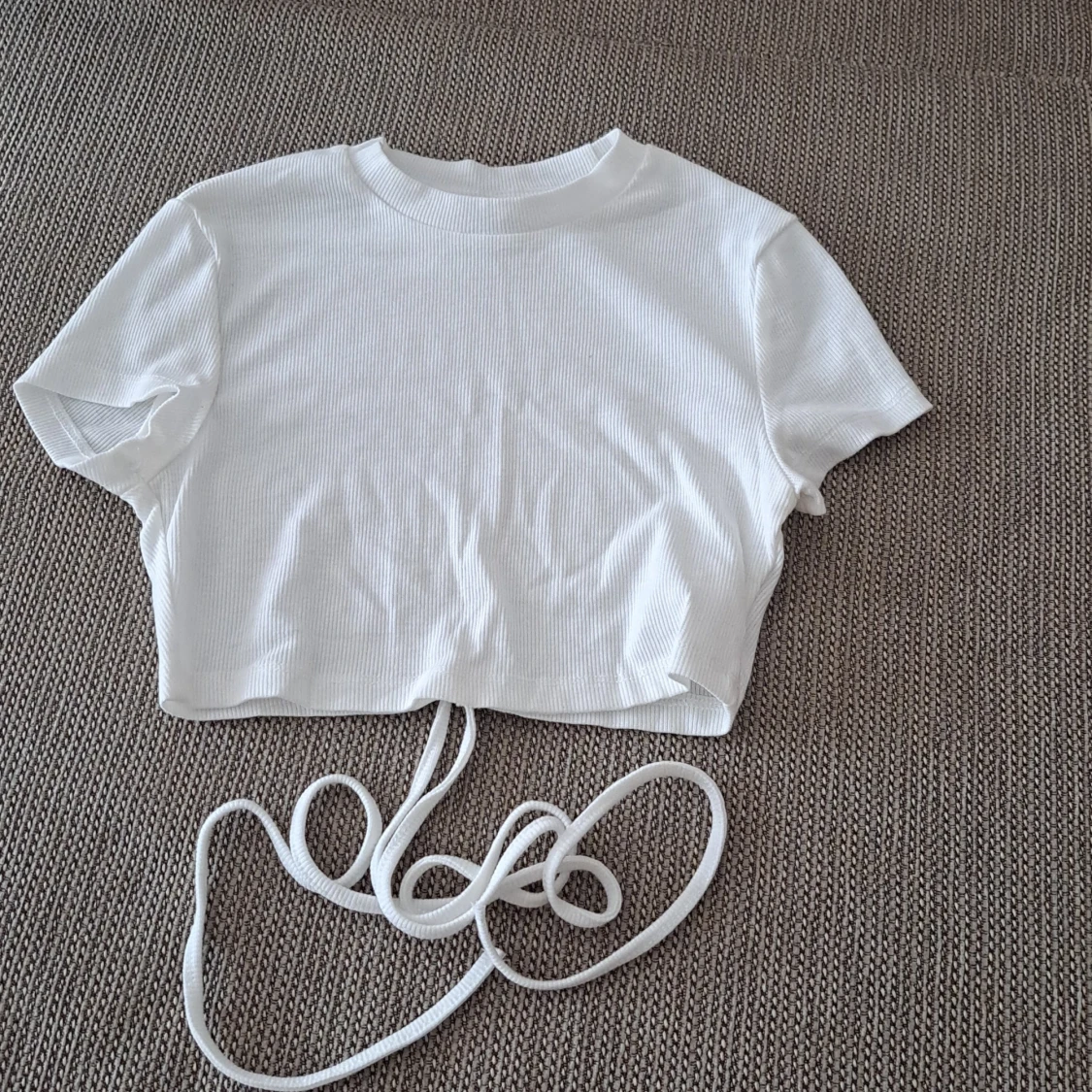 Vit ribbad croppad topp