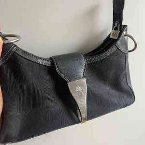 Anne Klein väska - Svart snygg Anne Klein väska. Inte använd så mycket! Köparen står för frakt själv!  Pris kan diskuteras 