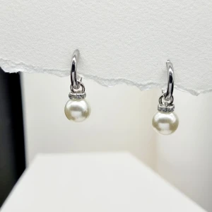 Handgjorda örhängen  - Handgjorda örhängen ● 💎Material- 100% rostfritt stål och plast pärlor ●Längd -3cm.Köp för 50kr/st eller 90kr/paret