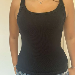 Svart ribbat linne  - Jättefint svart linne med tjocka band.  Ribbat och väldigt stretchigt material💘 Passar alla