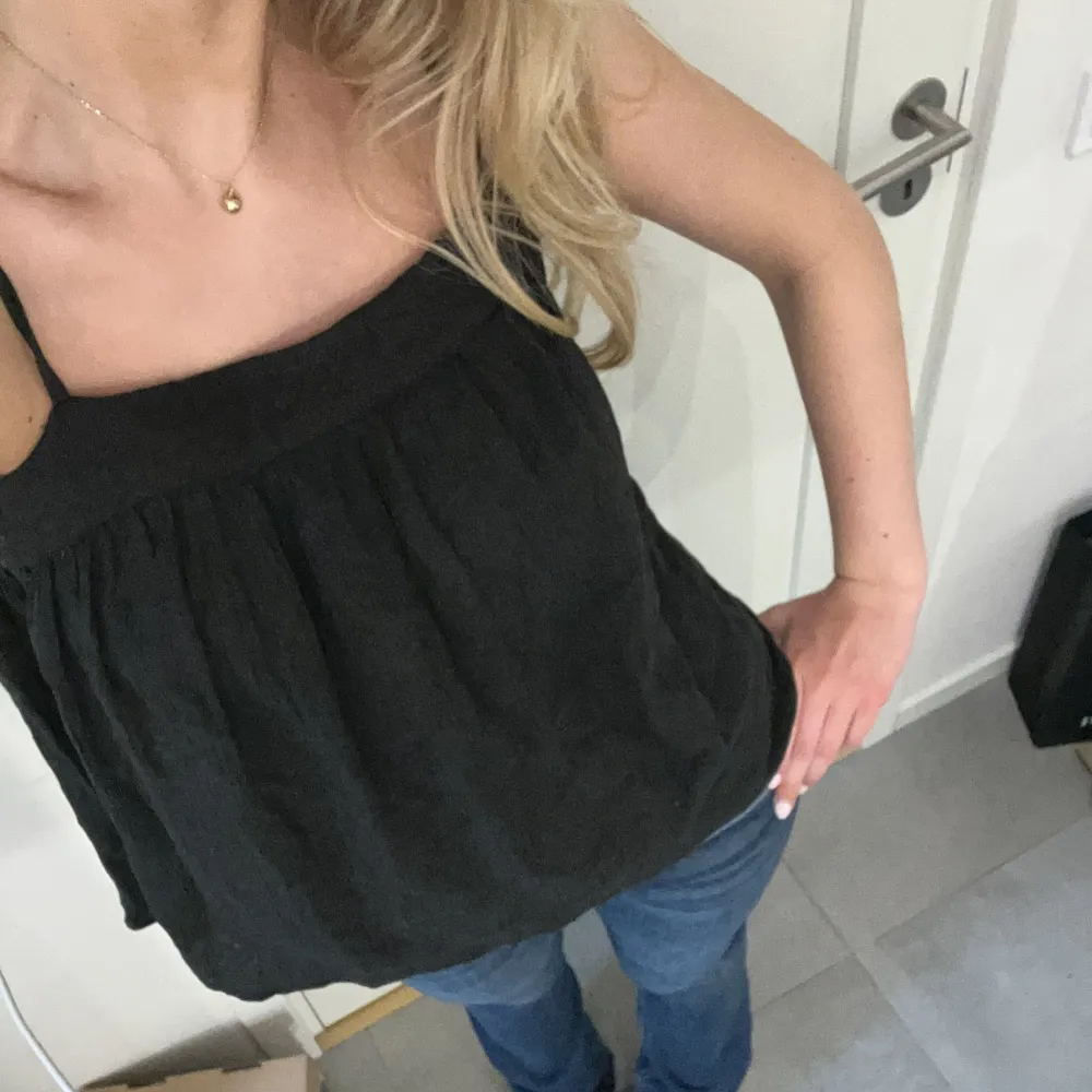 Snygg svart sommartopp från hm som har en mönstrad del överst. Bra skick och knappt använd. Perfekt till fest och sommaren. Materialet liknar tjockare linne 🩷. Yläosat.