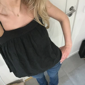 Svart sommartopp  - Snygg svart sommartopp från hm som har en mönstrad del överst. Bra skick och knappt använd. Perfekt till fest och sommaren. Materialet liknar tjockare linne 🩷