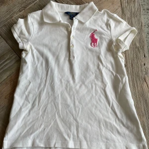 Polo ralph lauren t-shirt - Säljer min polo T-shirt/pike i perfekt skick. Säljs pga rensar garderoben. Snygg T-shirt och passar perfekt på kroppen. T-shirten passar för storlek i XS, och en tajt look för storlek S. 