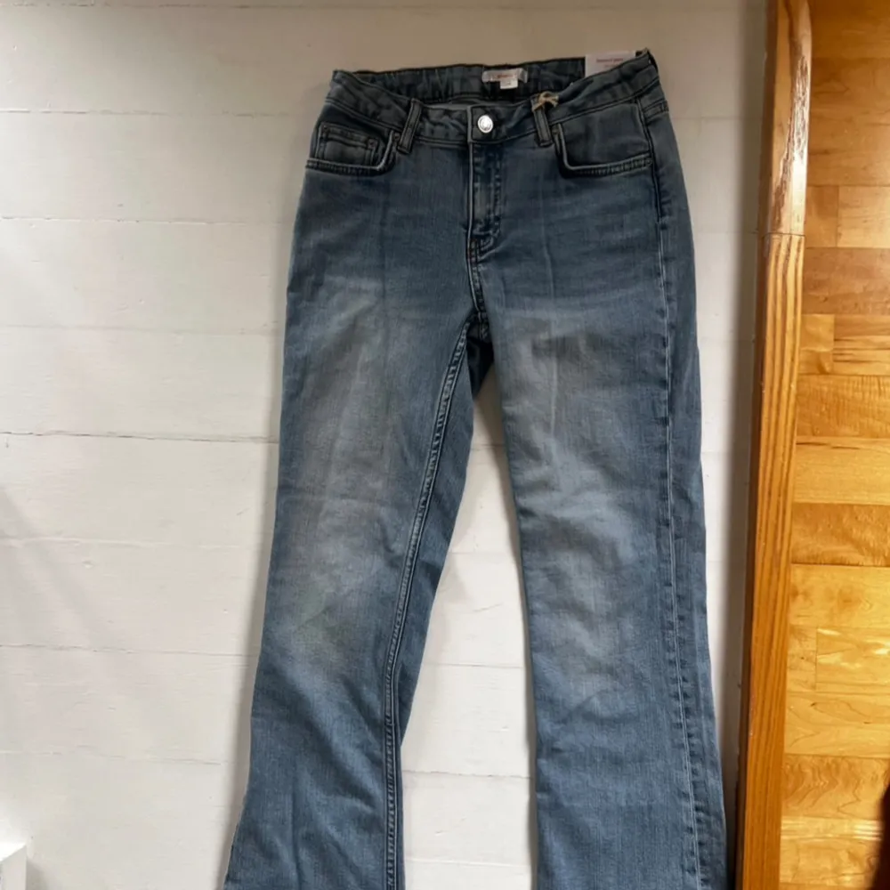 Säljer dessa low waist bootcut jeans. Säljer pga att dem ej kommer till användning. Väldigt bra skick, aldrig använda! Prislappen är kvar. Om ni är intresserade eller har några frågor är det bara att höra av sig💞. Jeans & Byxor.