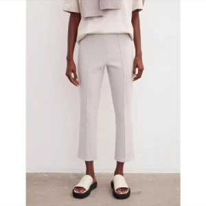 MALENE BIRGER KOSTYMBYXOR - Jättefina kostymbyxor, lite kortare modell, modellen heter vigge och är i stl S. Använda med i fint skick! 