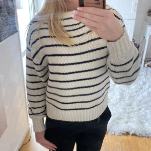 stickad tröja - säljer denna randiga supersnygga stickade tröjan från gina, använd några få gånger💓 