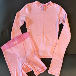 Skims bubbelgum pink set  - Väldigt fint skick!  Short i storlek xxs och långärmad tröja i storlek xs. 