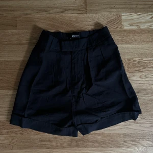 Paperbag shorts - Svarta shorts i paperbag fit. Knappt använda.