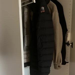 Parajumpers jacka  - Tunn lång Parajumpers storlek s Köpt för 5000 kr säljer för 1000 kr