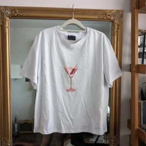T-shirt med tryck - Helt ny, slutsåld oversized tshirt med martini tryck från Asos Design🍸💘 endast provad:)