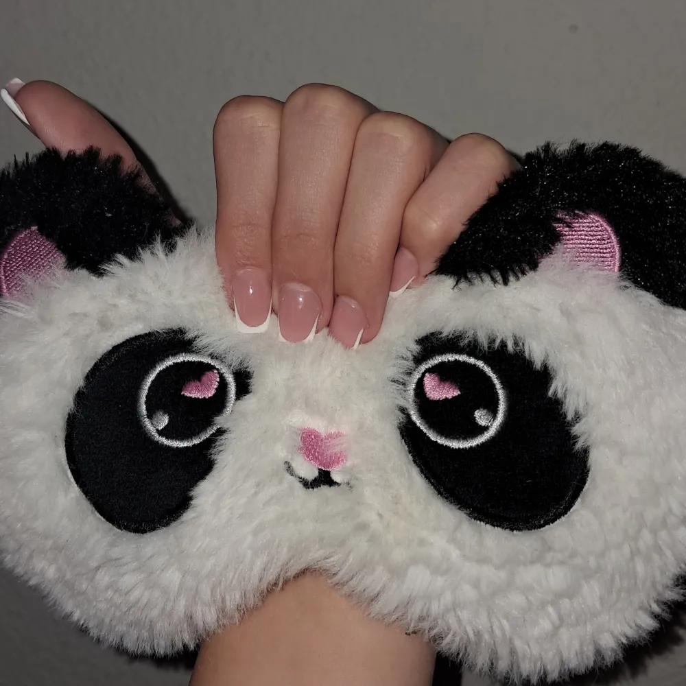 Super gullig panda ögonmask från kappahl. Köpt för 100 kr säljer för 45 kr. Övrigt.