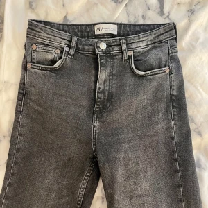 Jeans från Zara - Suuuperfina jeans från Zara, de är lite grå/svarta i färgen med slits längst ner på båda benen. Använt byxorna 1 gång!!!💗