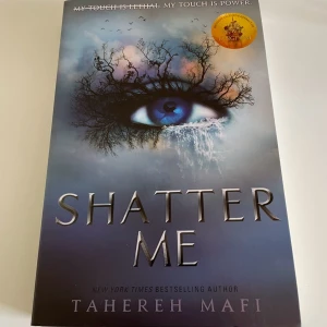 Shatter Me - Säljer denna populära bok som trendar på booktok!!🤩Bra skick! Den är på engelska!