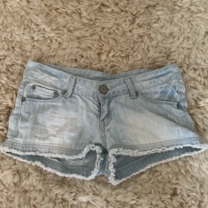 Lågmidjade jeansshorts - Snygga Lågmidjade jeansshorts. Bra skick.