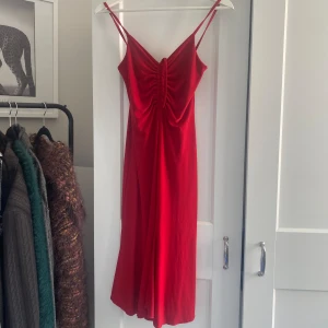 Röd klänning - Röd figursydd klänning med knyte, stretchigt material