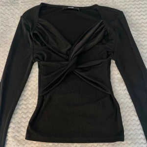 Topp bikbok - Långärmad topp ifrån bikbok. Har liknande så kmr inte till användning, endast använd 1-2 ggr så väldigt fint skick🤍