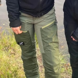 Revolution race byxor  - Fina byxor från revolution race! Knappt använda och har inga tecken på användning😊