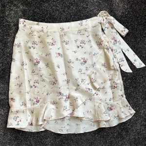 Blommig kjol  - Super fin blommig kjol i silkes material. Lappen är tyvärr av klippt så hittar inte storleken men den sitter som S för mig som brukar ha S. Använt fåtal gånger🫶