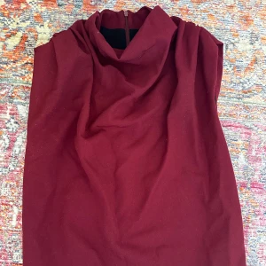 Vinröd blus  - En superfin blus från Zara, köpt second hand men är i bra skick. Den är i storlek S men jag skulle säga att den passar S-M också🥰