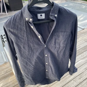 NN07 skjorta  - Säljer nu en NN07 skjorta i dunder kvalle. Skriv vid funderingar🙌