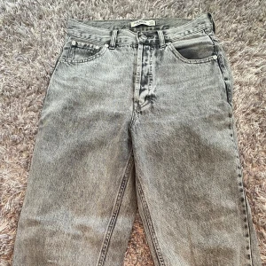 Ljusgrå jeans - Ljusgrå jeans från Pull & Bear. 🩶 Raka i modellen med medelhög midja. Fortfarande i väldigt fint skick! Tyvärr för små för mig nu men passar perfekt för någon ca 160 lång!