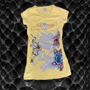 Gud ed hardy t-shirt - Jättefin ed hardy t-shirt med rinestones💖💖den är storlek L men passar även på mig som är S-XS