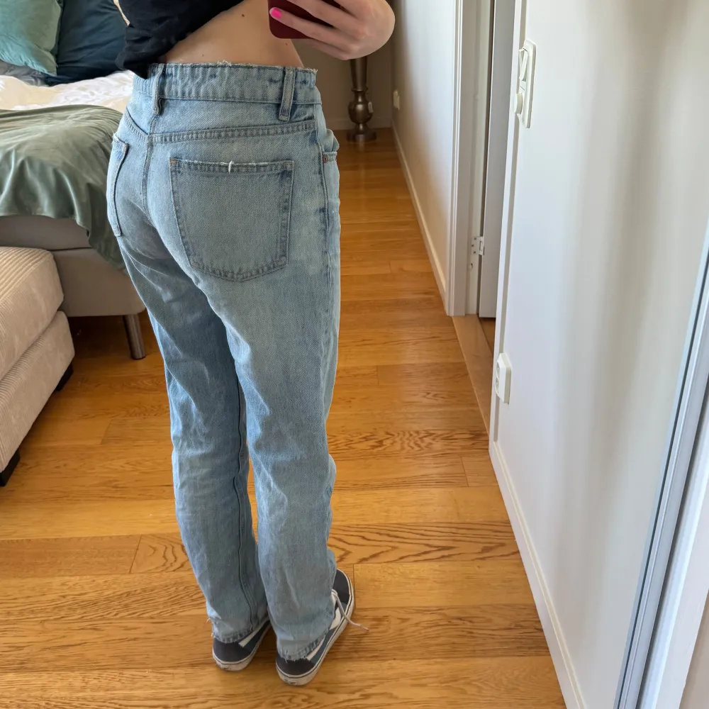 Säljer dessa jätte snygga jeans då jag har två par så dessa ej kommer till användning❤️ jag är 178 cm❤️. Jeans & Byxor.