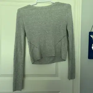 Grå ribbad långärmadtröja ifrån H&M strl M, skulle säga mer som en S. Nästintill oanvänd.  Skriv vid minsta lilla frågor eller fler bilder🩷 pris kan diskuteras.