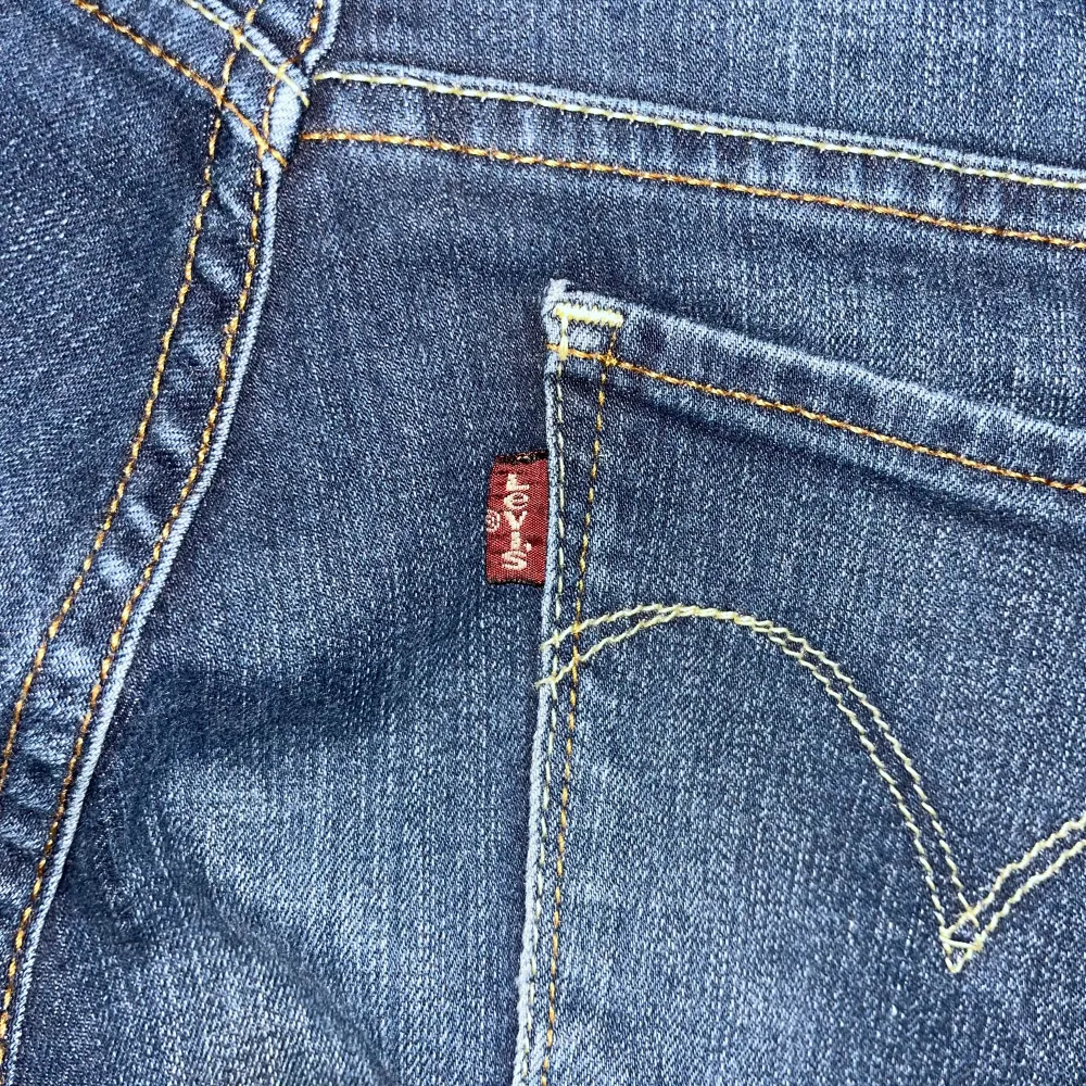 Mörkblåa Levis jeans i storlek S. Få tecken på användning. . Jeans & Byxor.