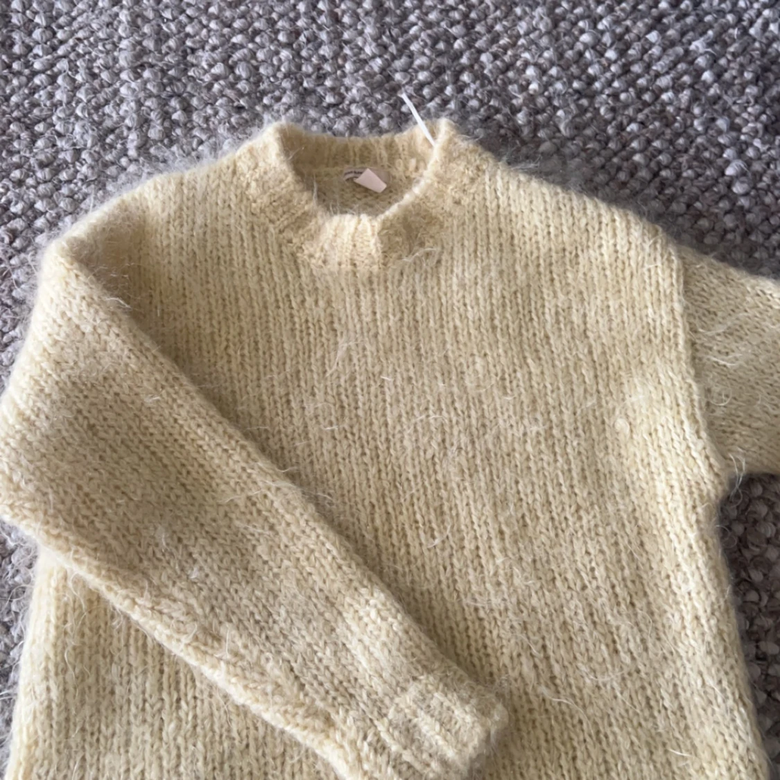 Gul stickad tröja i mohair blend